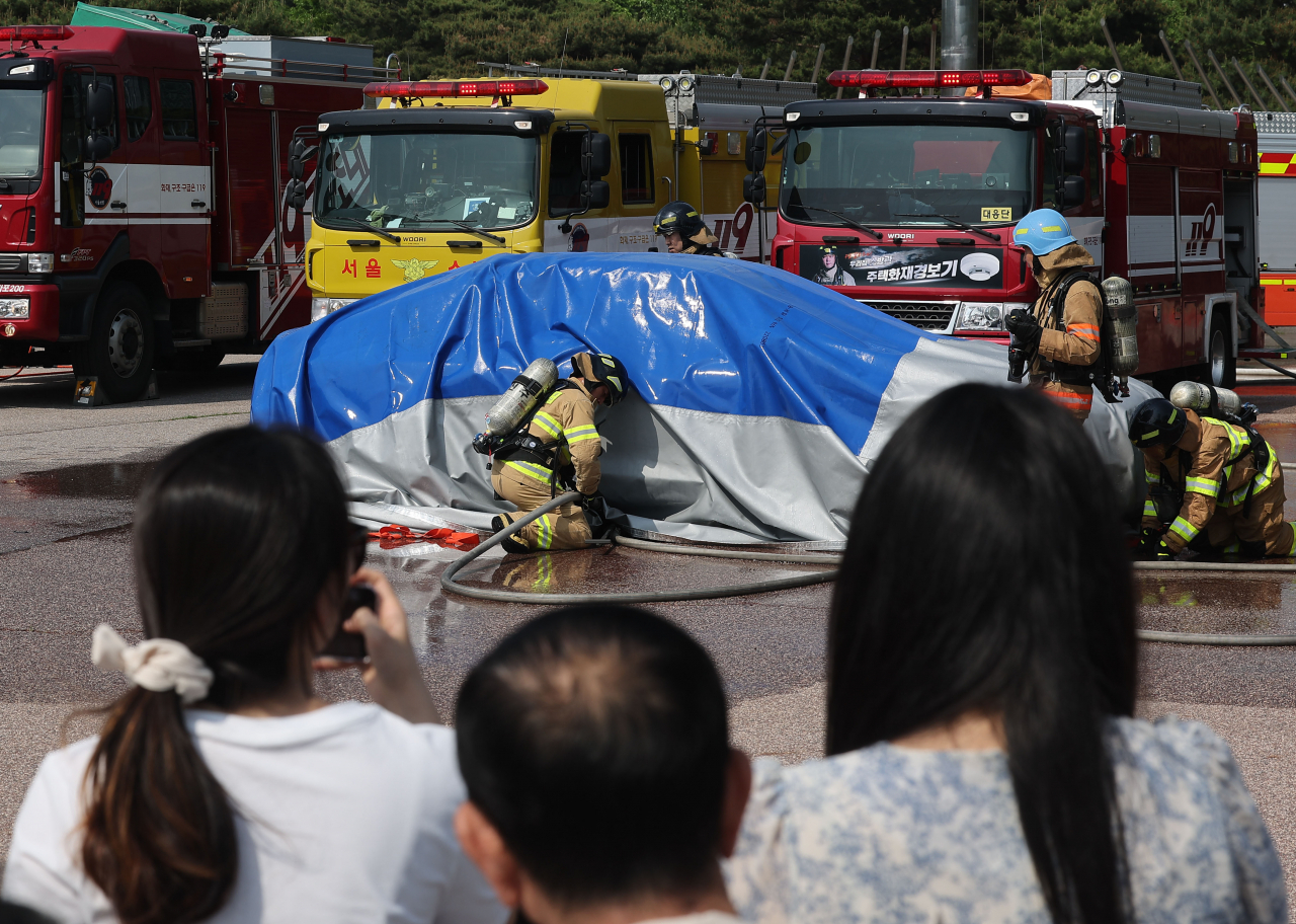 11일 서울 여의도공원에서 열린 2023 서울안전한마당에서 소방대원들이 화재 진압 훈련을 선보이고 있다. [연합]