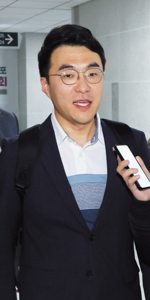 김남국 더불어민주당 의원이 9일 오후 국회 의원회관 의원실을 나서며 취재진의 질문을 받고 있다. [연합]