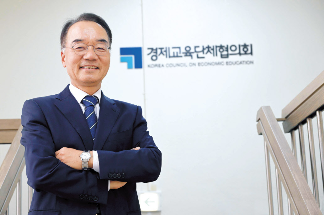 박재완 경제교육단체협의회장(전 기획재정부 장관)이 지난 4일 오후 서울시 성동구 독서당로 경제교육단체협의회에서 헤럴드경제와 인터뷰를 하며 포즈를 취하고 있다. 박 장관은 세제와 부동산, 노동개혁 등 최근의 경제현안에 대한 진단과 해법에서부터 경제교육 활성화 방안에 대한 견해를 거침없이 쏟아냈다. 이상섭 기자