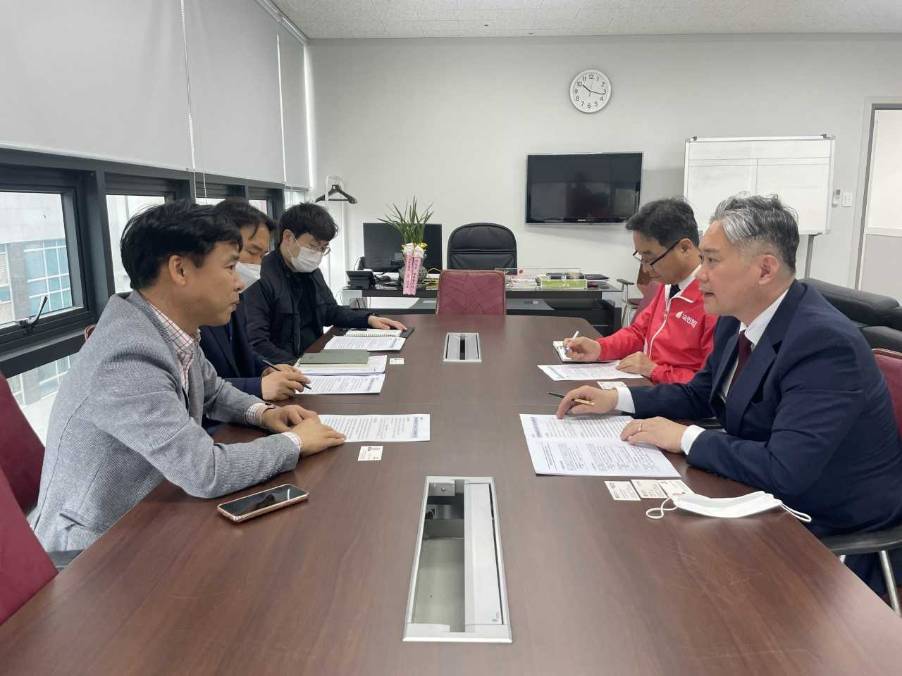 김정현 국민의힘 광주시당위원장은 지난 8일 시당 회의실에서 광주시와 간담회를 갖고, 시가 신규사업으로 추진하고 있는 ‘광주 오페라하우스’ 건립 방향에 대해 협의했다