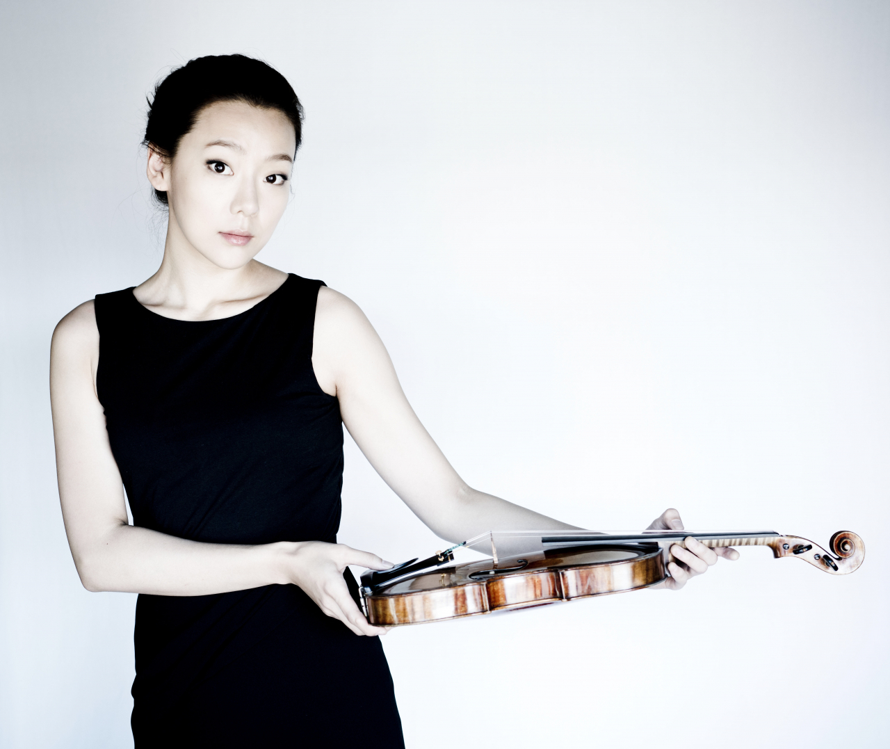 클라라 주미 강이 바흐와 이자이의 무반주 곡으로 돌아온다. 주미 강은 “바흐와 이자이는 내게 규칙적인 식사와 운동 같은 존재다. 하루도 빠짐없이 무반주 곡으로 워밍업을 하고, 테크닉과 음악의 기본기를 다지고 있다”고 말했다. [마포문화재단 제공]