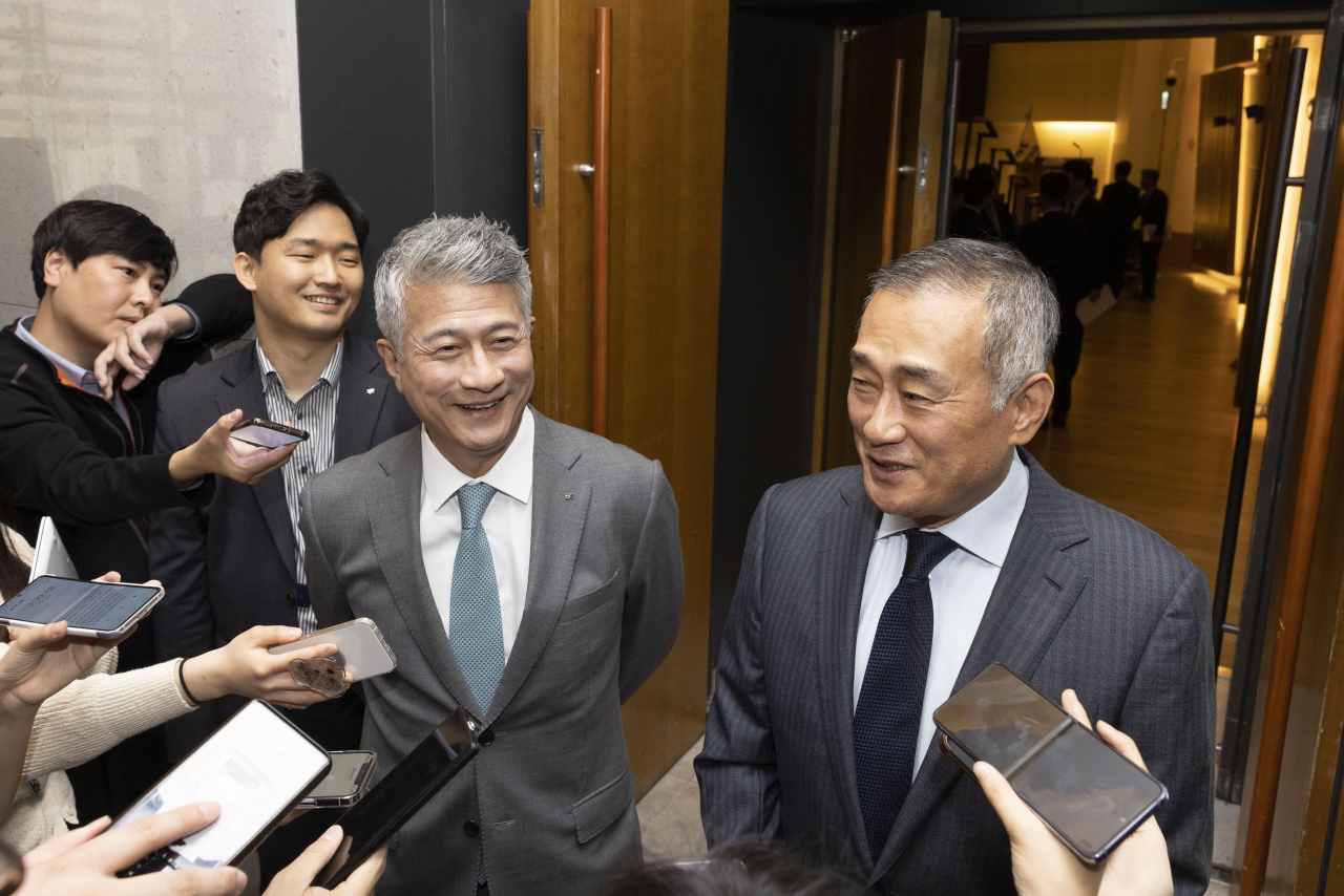 12일 서울 중구 페럼타워에서 열린 동국제강 임시주주총회 직후 장세욱(왼쪽) 부회장과 장세주 회장이 취재진 질의에 답변하고 있다. [동국제강 제공]
