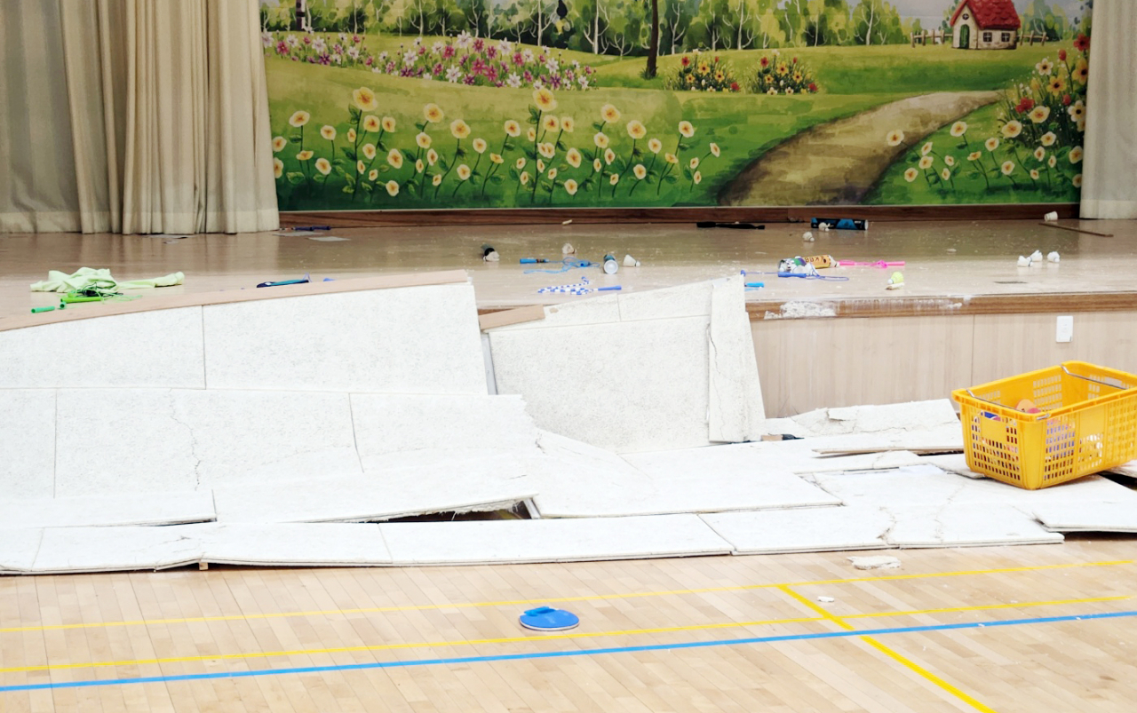 12일 낮 전남 여수시 문수동 한 초등학교 체육관에 무너진 천장 내부 구조물이 흩어져 있다. 연합뉴스