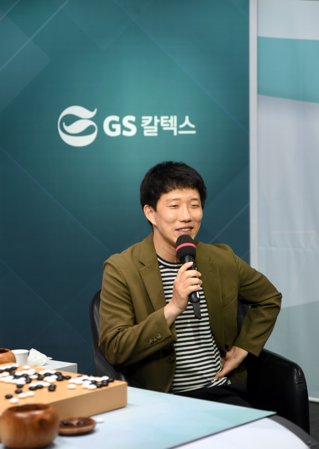 백홍석 9단이 신진서를 꺾은 뒤 인터뷰를 하고 있다.[한국기원 제공]