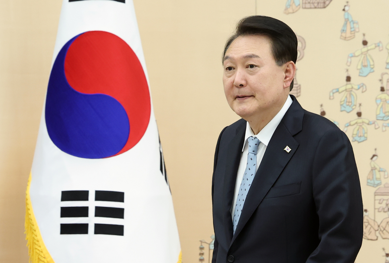 윤석열 대통령이 12일 오후 서울 용산 대통령실 청사에서 열린 주한대사 신임장 제정식이 끝난 뒤 환담 장소로 향하고 있다. [연합]
