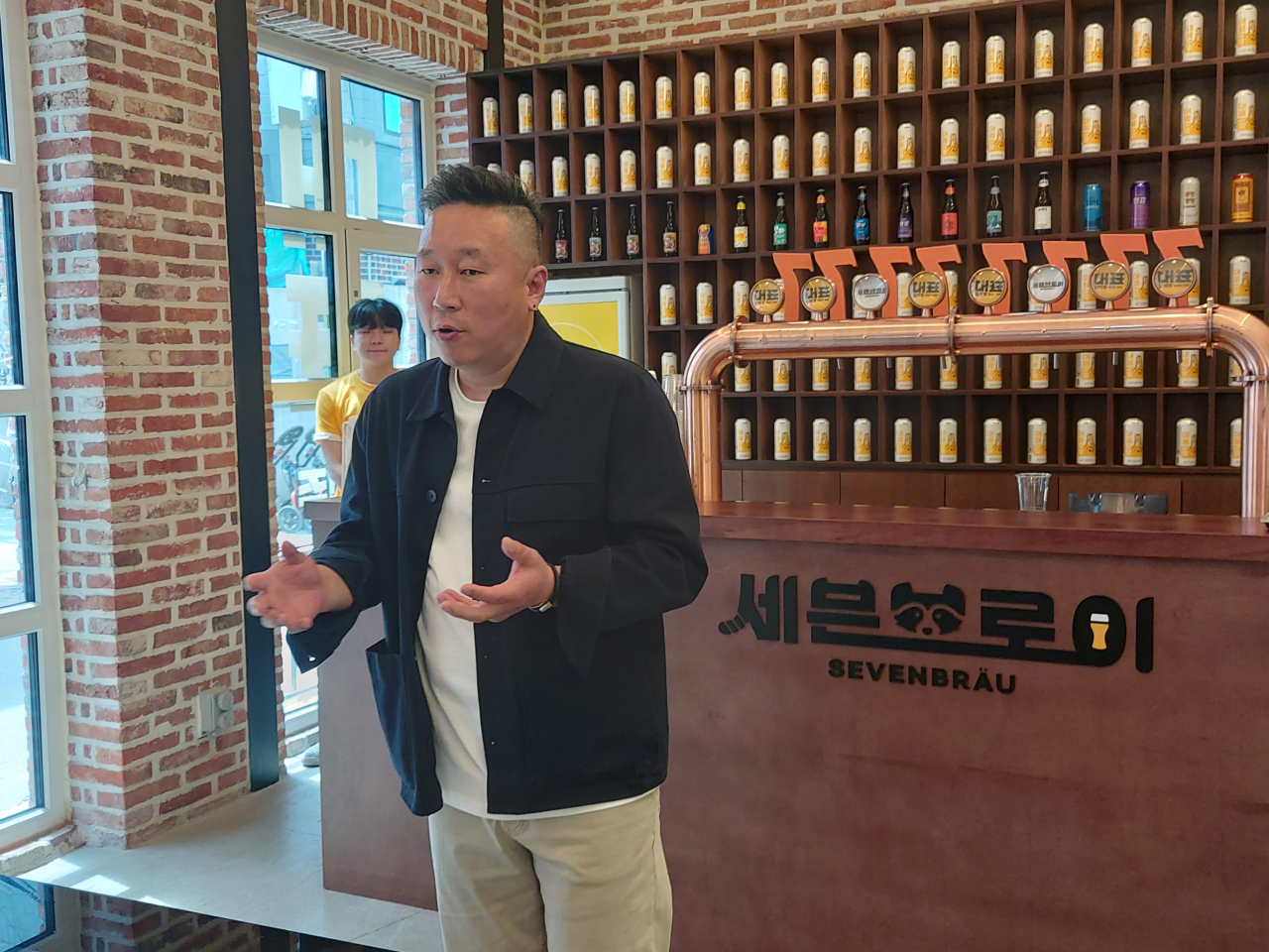 12일 서울 성동구 세븐브로이 대표밀맥주 팝업스토어 숲속양조장에서 김희상 부사장이 취재진에게 설명하고 있다. 김 부사장은 대표밀맥주를 개발한 수제맥주 1세대 개발자이다. 김희량 기자