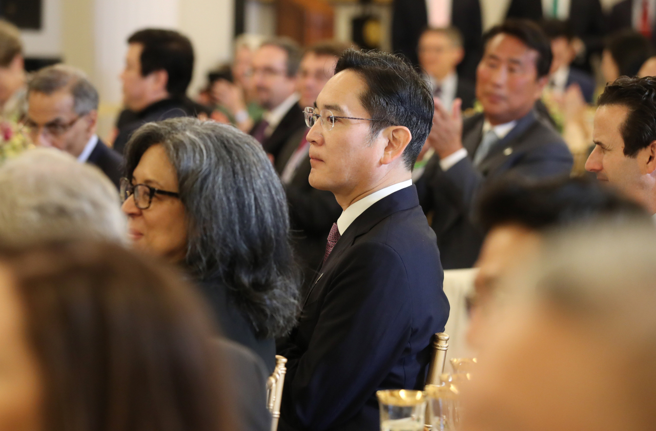 이재용 삼성전자 회장이 27일(현지시간) 워싱턴DC 미 국무부에서 열린 국무장관 주최 국빈오찬에서 행사를 지켜보고 있다. [연합]