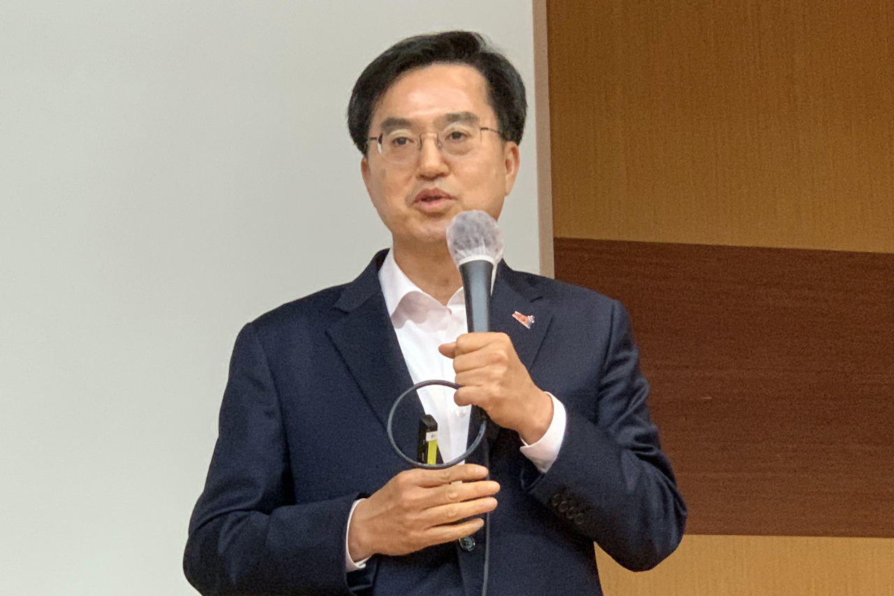 김동연 경기지사가 12일 광주 조선대학교 치과대학 대강당에서 '대한민국 금기깨기'를 주제로 초청 특강을 하고 있다. 연합뉴스