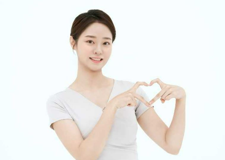 이스트소프트와 신한큐브온이 함께 선보인 AI 휴먼 헬스 트레이너 김이소. [이스트소프트 제공]