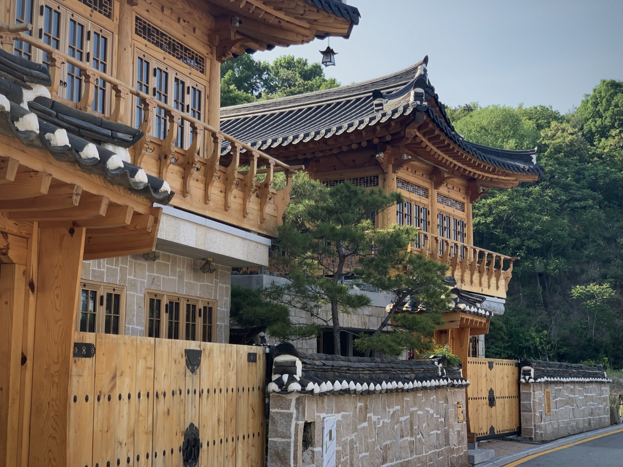 세종시 고운동 한옥마을. 어울링 자전거를 대여해 라이딩을 즐길 수도 있다. 이정아 기자.