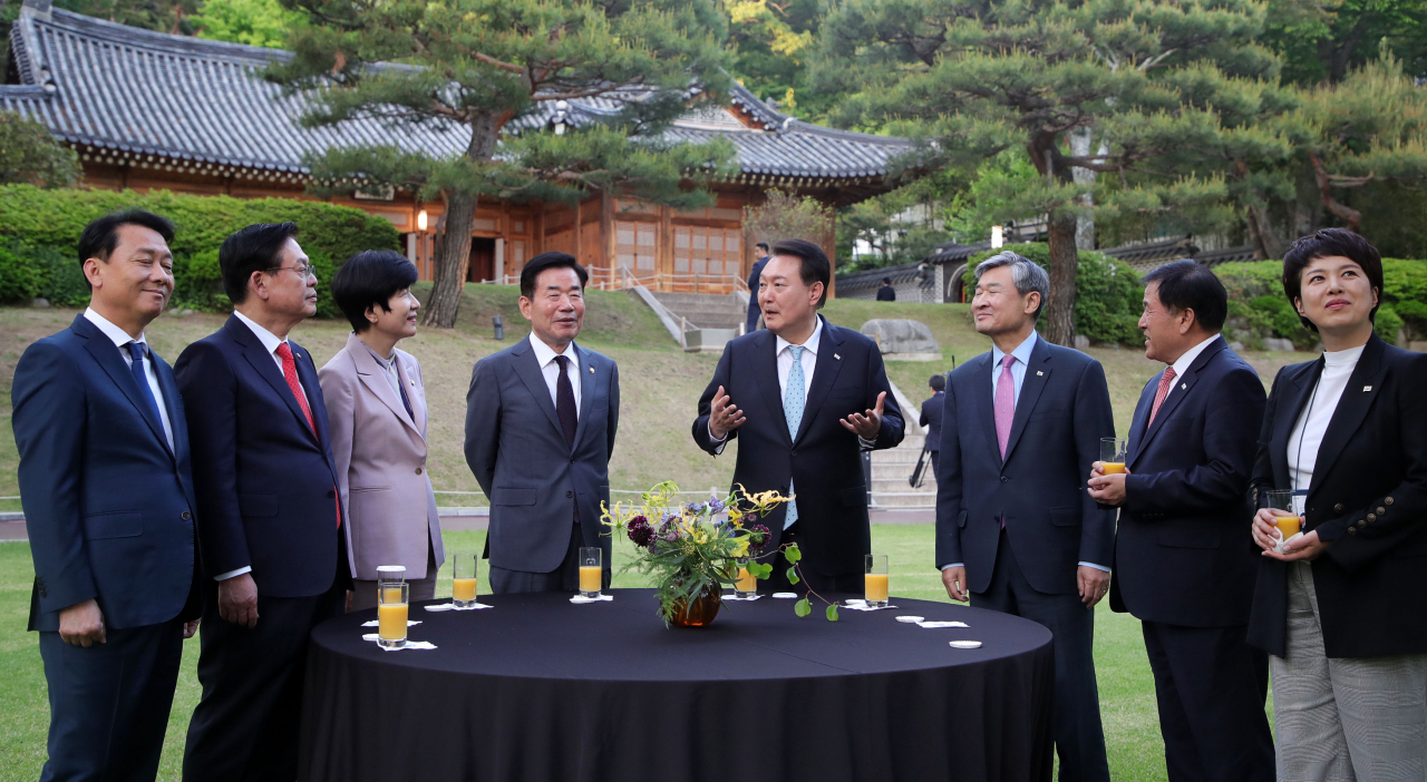 윤석열 대통령이 12일 청와대 녹지원에서 국회의장단과 차를 마시며 담소를 나누고 있다. 윤 대통령은 차담회 이후 상춘재에서 국회의장단과 만찬을 가졌다. 사진 왼쪽부터 이광재 국회 사무총장, 정우택, 김영주 부의장, 김진표 국회의장, 윤 대통령, 조태용 국가안보실장, 이진복 정무수석, 김은혜 홍보수석. [연합]