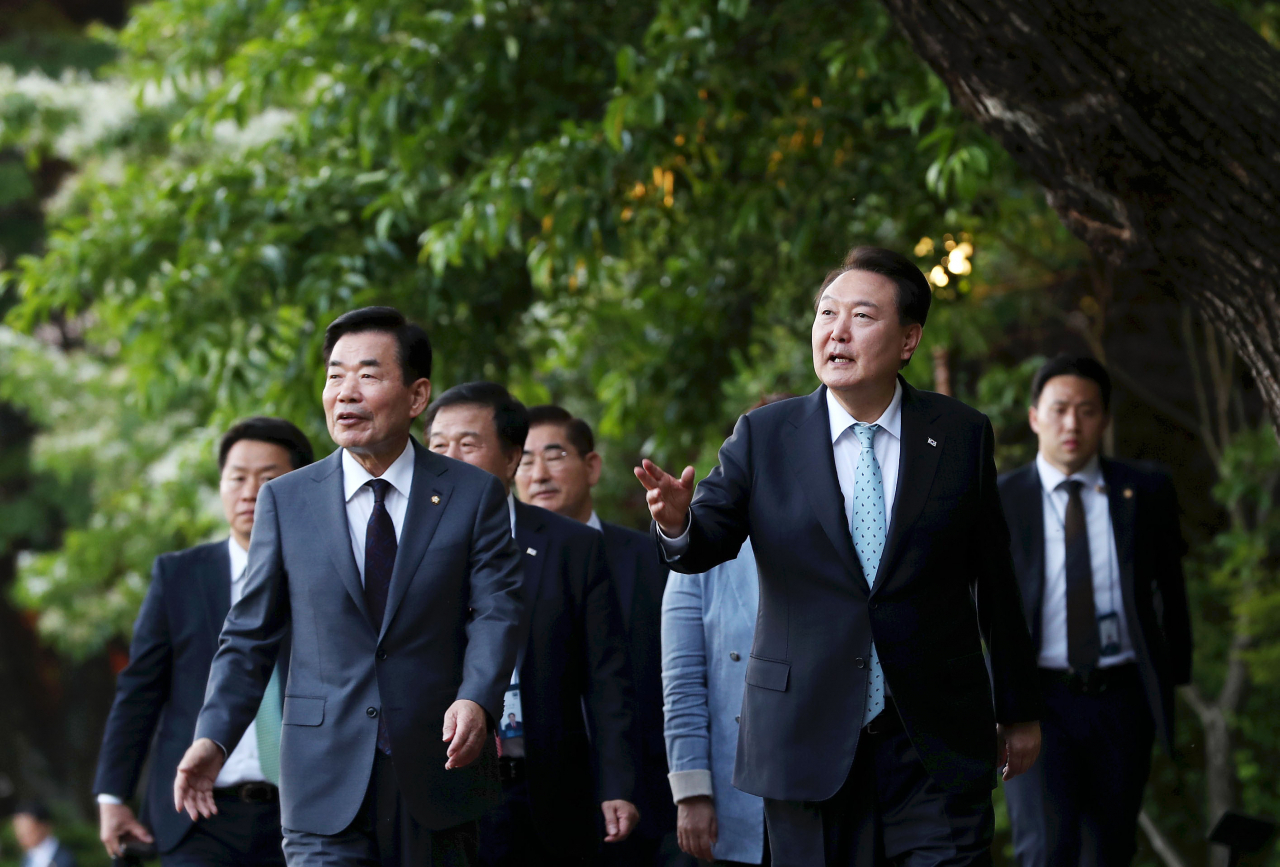 윤석열 대통령과 김진표 국회의장이 12일 청와대에서 차담회를 갖기 위해 녹지원으로 이동하고 있다. 연합뉴스