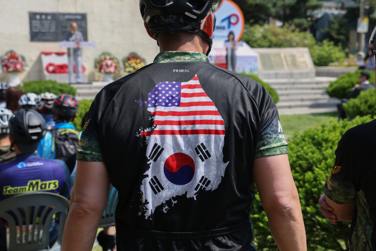 11일 경기도 가평군 가평읍 영연방참전기념비에서 정전 70주년을 맞아 열린 ‘유엔 참전국 자전거 동맹길’ 행사에서 주한미군 참석자의 유니폼이 눈길을 끌고 있다. [연합]