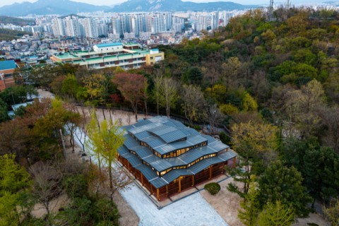 [Weekender] An escape from city bustle, Seoul’s book shelters offer more than page-turning experience