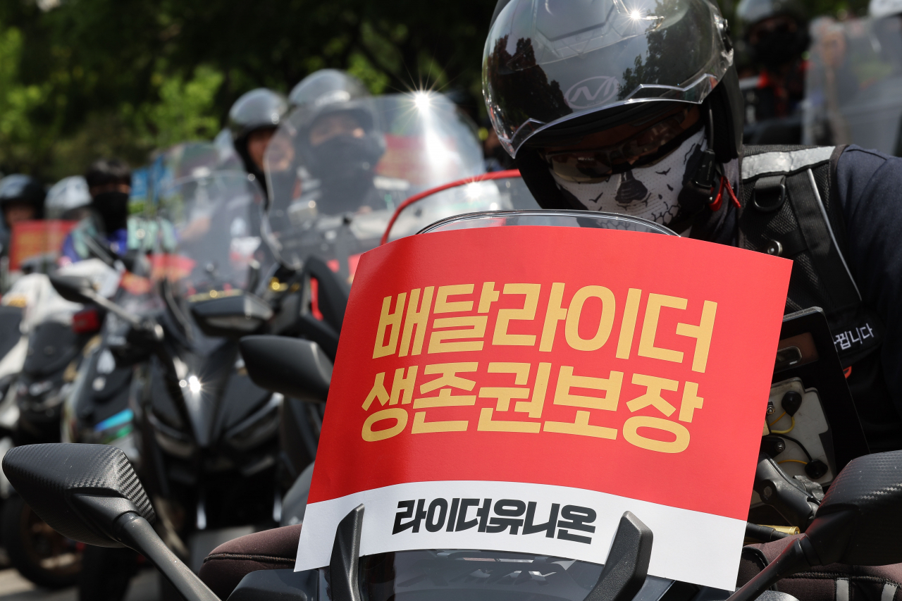 10일 오후 서울 국회 인근에서 배달노동자들이 오토바이 행진에 앞서 배달라이더 자격제 시행, 생활임금 보장 등을 촉구하고 있다. 연합뉴스