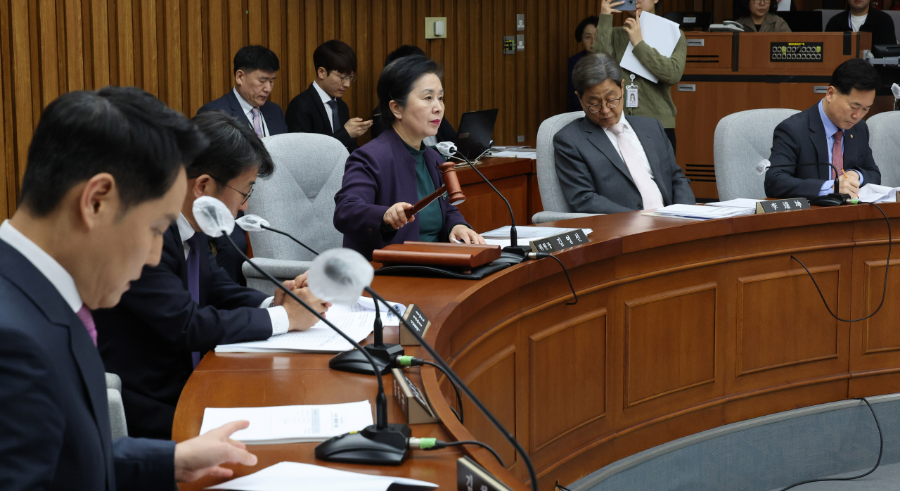 김영선 인구위기특별위원회 위원장이 26일 오후 서울 여의도 국회에서 열린 인구위기특별위원회 전체회의에서 의사봉을 두드리고 있다. [연합]