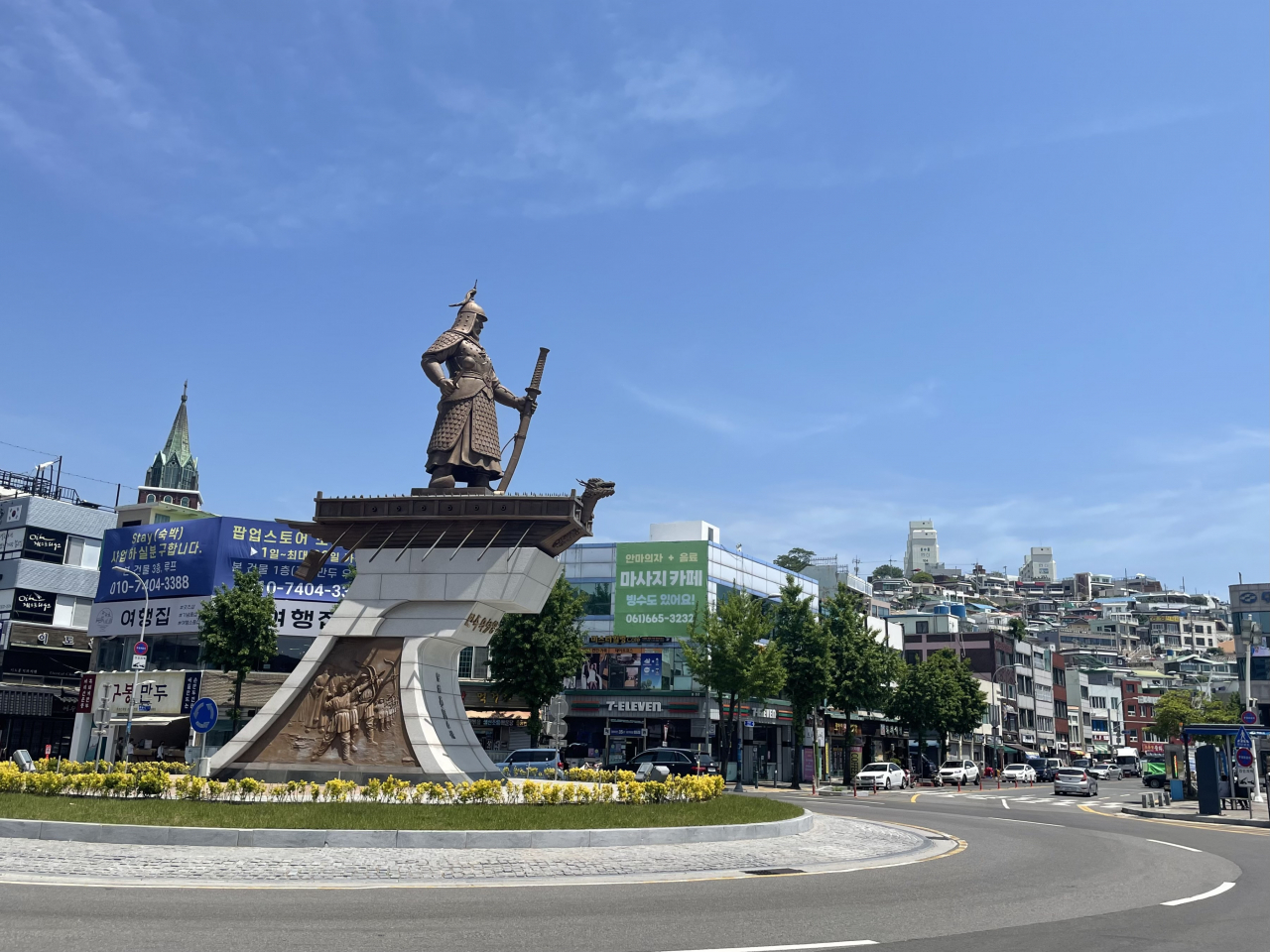 지난 9일 전남 여수시 갑 선거구인 중앙동 이순신광장 앞 동상 앞 거리가 평일 낮 관광객들이 많지 않아 한산하다. 이세진 기자