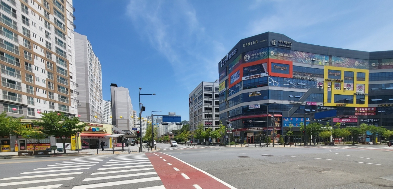 8일 오전 경상북도 예천 호명면 신도시 모습. 왼쪽 아파트는 행정구역상 예천이지만 오른쪽 상가건물은 안동시 풍천면에 속해 있다. 김진 기자