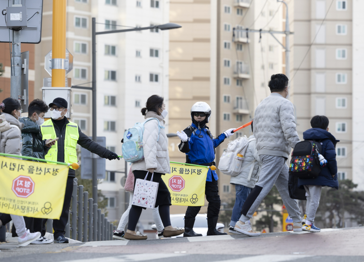 3일 오전 서울 서대문구 연가초등학교 앞에서 경찰이 ‘새 학기 등교 스쿨존 특별단속’을 하고 있다. [연합]