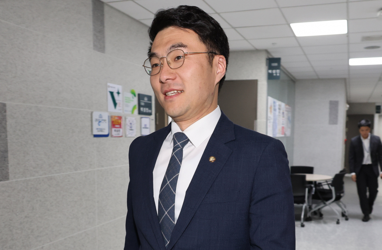 가상자산 보유 논란이 계속되고 있는 더불어민주당 김남국 의원이 9일 오전 서울 여의도 국회 의원회관 의원실로 들어가고 있다. [연합]