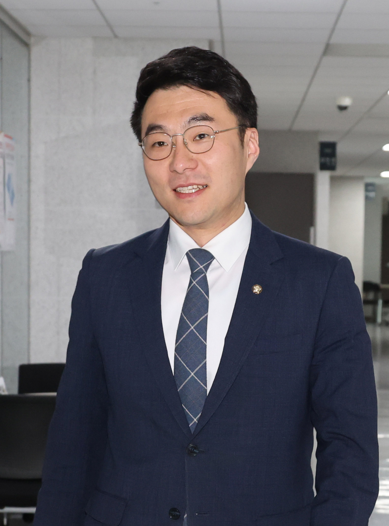 가상자산 보유 논란이 계속되고 있는 더불어민주당 김남국 의원이 9일 오전 서울 여의도 국회 의원회관 의원실로 들어가고 있다. [연합]