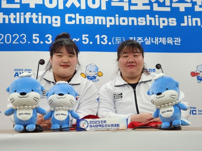 진주아시아역도선수권 여자 최중량급 2·3위에 오른 박혜정과 손영희 [연합]