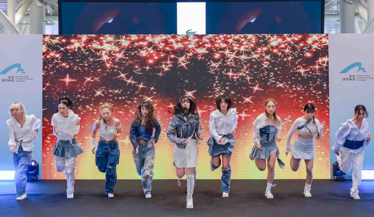 홍콩 행사에서 멋진 퍼포먼스를 보여주고 있는 프라우드먼
