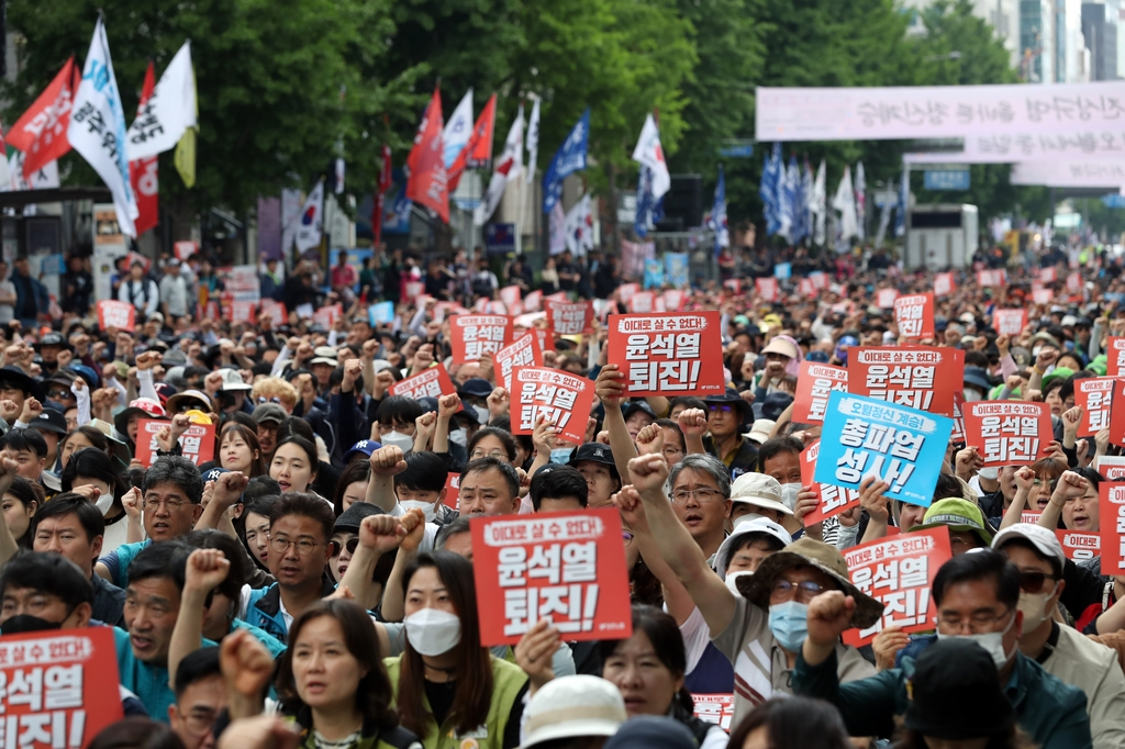 13일 광주 동구 금남로에서 열린 민주노총 전국 노동자 대회에서 참가자들이 구호를 외치고 있다.