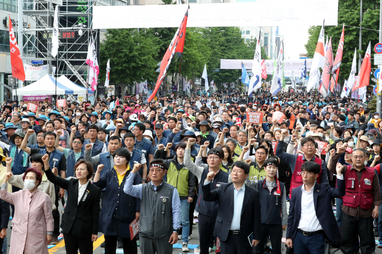 13일 광주 동구 금남로에서 열린 5·18 민주화운동 43주년 범국민대회에서 참가자들이 '님을 위한 행진곡'을 부르고 있다. 연합뉴스