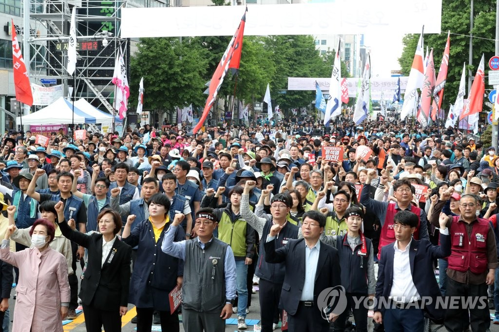 13일 광주 동구 금남로에서 열린 5·18 민주화운동 43주년 범국민대회에서 참가자들이 '님을 위한 행진곡'을 부르고 있다.[연합]