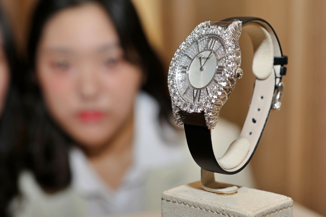 명품 브랜드의 인상이 올 초부터 이뤄지고 있다. 사진은 롯데백화점이 서울 중구 본점 에비뉴엘관에서 진행한 '럭셔리 워치&주얼리 페어' 모습. '디아망트 다이아몬드 풀세팅 하이주얼리워치'를 구경하는 고객. [연합]