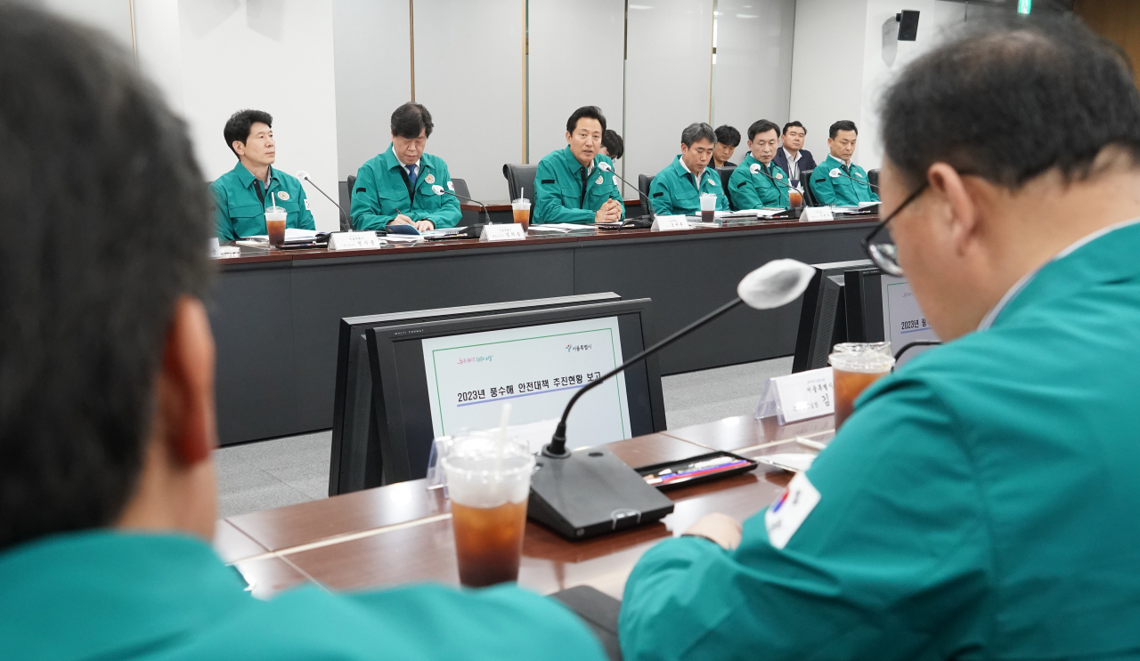 오세훈 서울시장이 11일 풍수해 안전대책 추진현황 보고를 받고 있다. [서울시 제공]