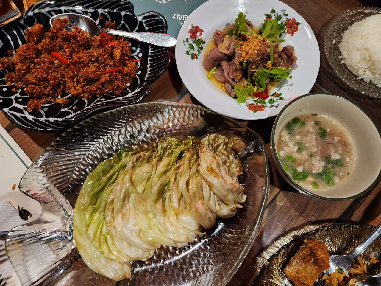 137 필라스의 식단은 건강과 맛을 우선시한다. 루아이 미트르 쏭로어의 저녁상 중 일부. 살짝 데쳐 양념한 배추요리가 단순하면서도 일품이고 건강한 맛이다.