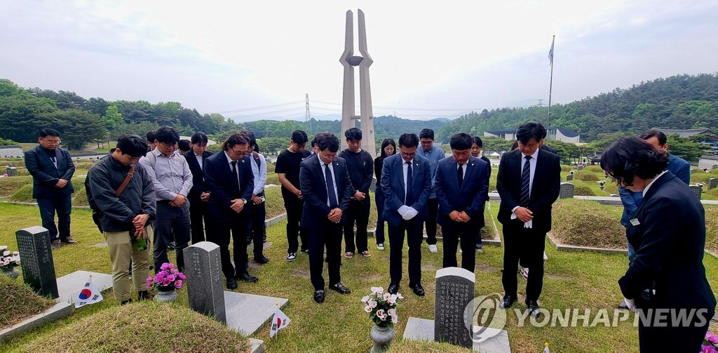 5.18 묘지 참배하는 전국 언론인들[연합]