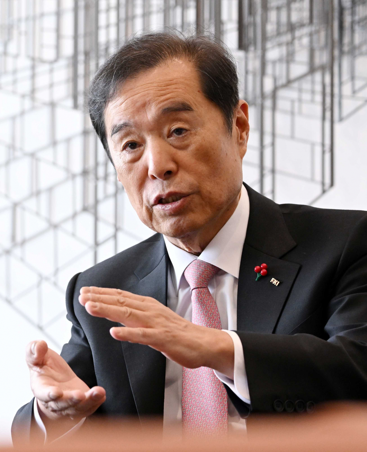 지난 12일 서울 여의도에 위치한 전국경제인연합회 회관에서 김병준 전경련 회장직무대행이 헤럴드경제와 만나 인터뷰를 하고 있다. 그는 정부로부터 압박이 있을 때 단호히 거절할 수 있는 의사결정 메커니즘을 구축할 것이라고 밝혔다. 이상섭 기자