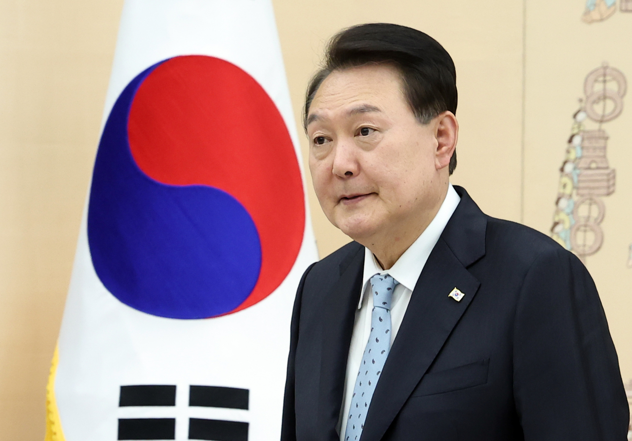 윤석열 대통령이 지난 12일 오후 서울 용산 대통령실 청사에서 열린 주한대사 신임장 제정식이 끝난 뒤 환담 장소로 향하고 있다. [연합]