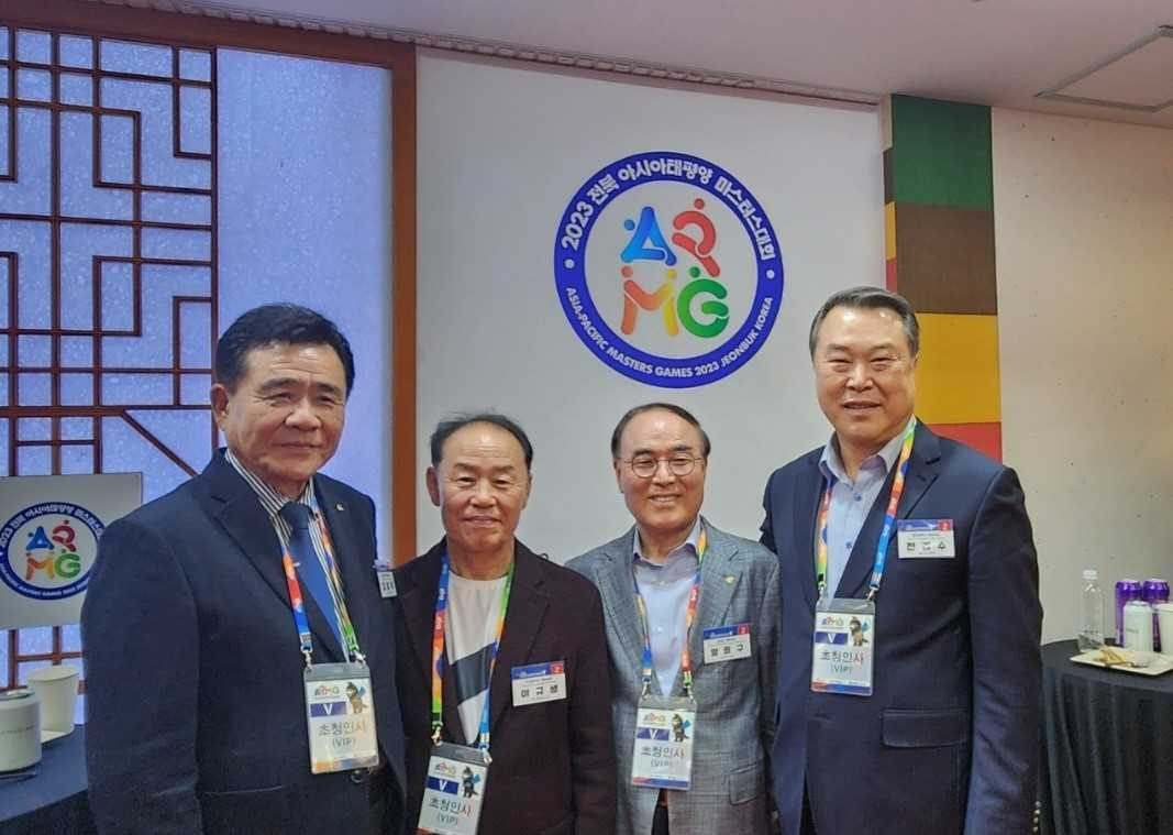 전갑수 광주광역시체육회장(오른쪽)이 2023 전북 아시아․태평양 마스터스대회개회식에 참가했다.