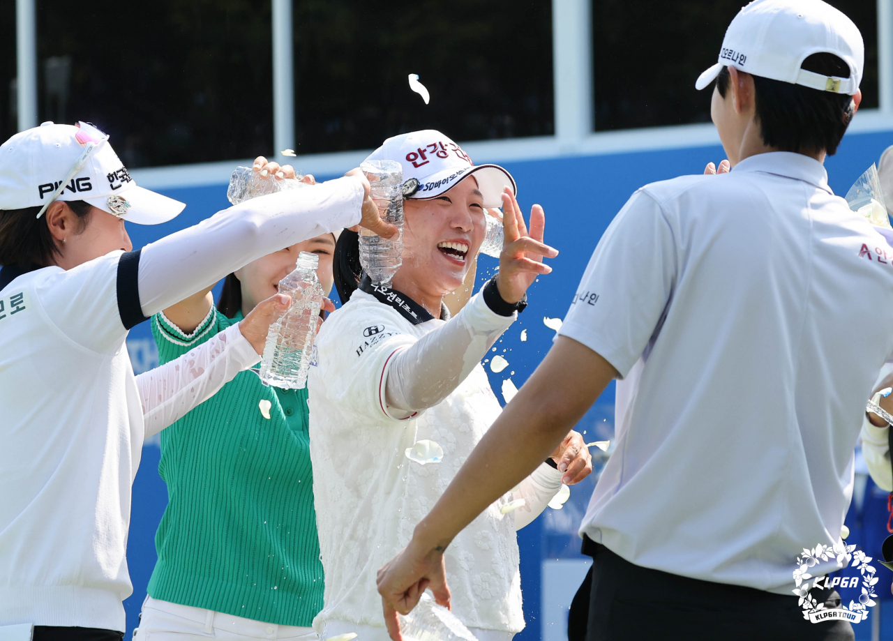 임진희가 동료들의 축하 물세례를 받으며 기뻐하고 있다.[KLPGA 제공]