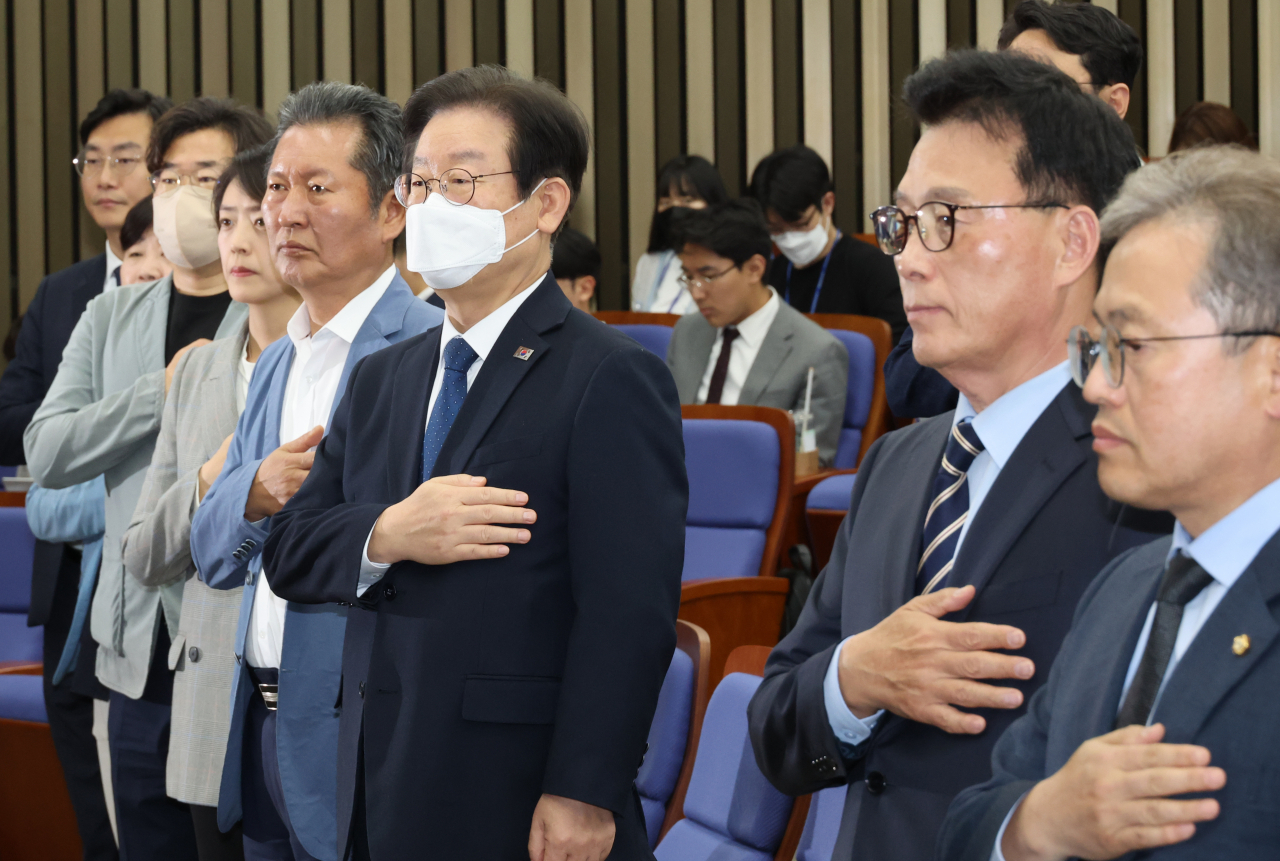 이재명 더불어민주당 대표와 박광온 원내대표가 14일 국회에서 열린 당 의원총회에서 국민의례를 하고 있다. [연합]