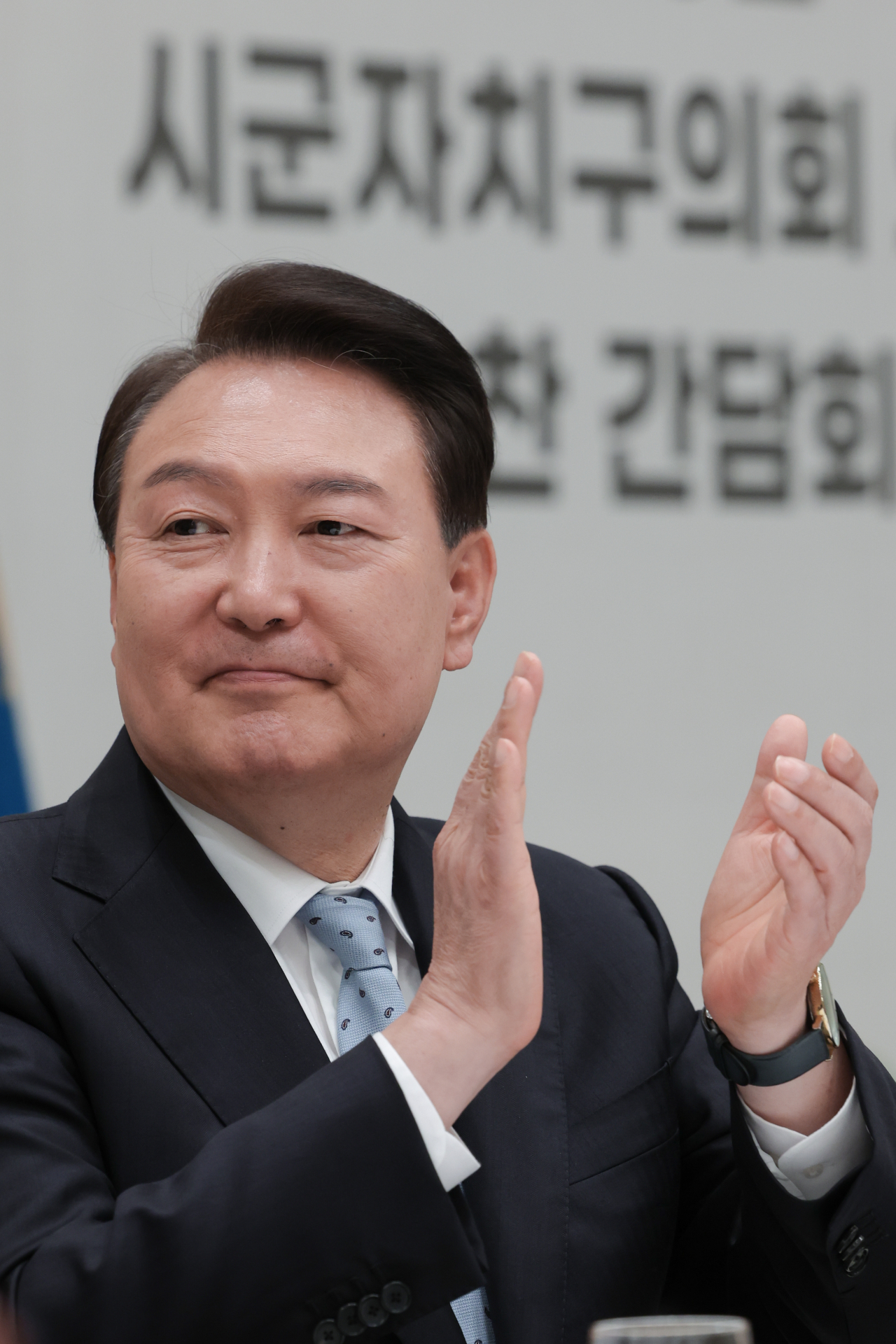 윤석열 대통령이 12일 청와대 영빈관에서 열린 시군자치구의회의장 오찬 간담회에서 박수치고 있다. 연합뉴스