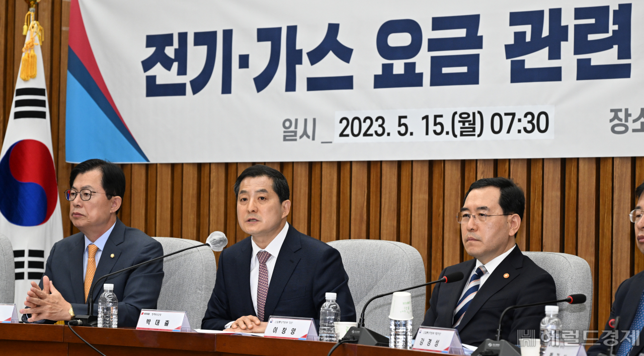 박대출(가운데) 국민의힘 정책위의장이 15일 서울 영등포구 여의도 국회의사당 본청에서 열린 전기·가스 요금 관련 당·정 협의회에 참석해 발언하고 있다. 임세준 기자