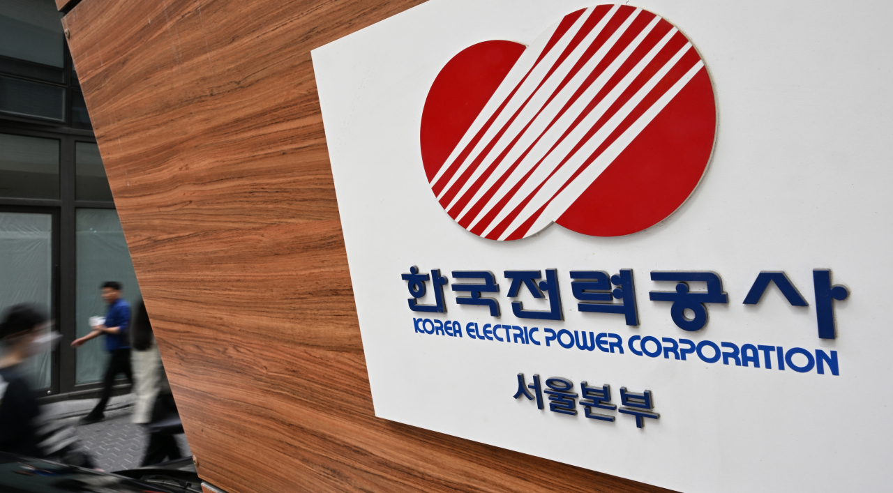 서울 중구 명동 한국전력공사 서울본부 입구 앞으로 시민들이 지나고 있다. 한국전력은 이날 '비상 경영 및 경영 혁신 실천 다짐 대회'를 열고 자구안을 발표할것으로 알려졌다. 한전의 자구안 발표 후 정부와 여당은 전기요금 인상 절차를 밟을 것으로 보인다. 임세준 기자