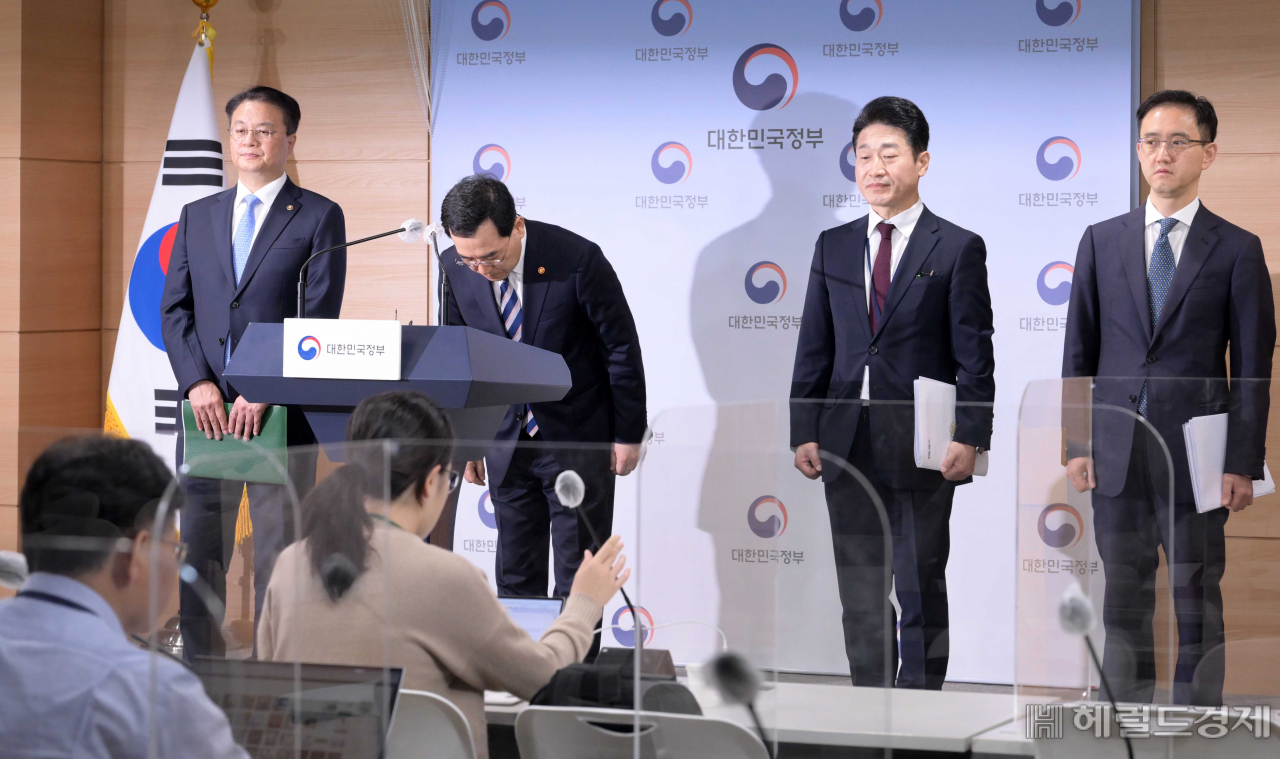 이창양 산업통상자원부 장관이 15일 정부서울청사 합동 브리핑룸에서 전기·가스 요금 인상과 관련한 브리핑을 마치고 인사를 하고 있다. 이상섭 기자