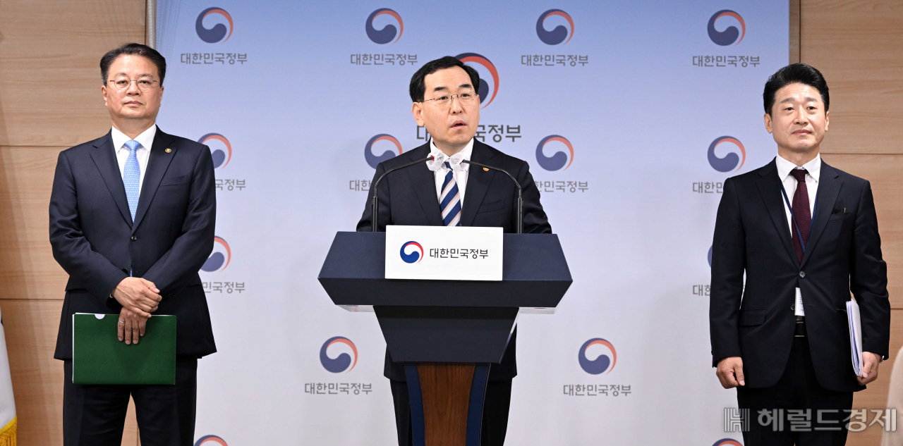 이창양 산업통상자원부 장관이 15일 정부서울청사 합동 브리핑룸에서 전기·가스 요금 인상과 관련한 브리핑을 하고 있다. 이상섭 기자
