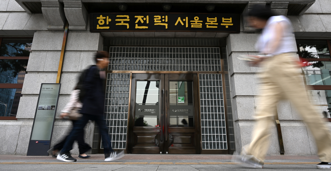지난 12일 서울 중구 명동 한국전력공사 서울본부 입구 앞으로 시민들이 지나고 있다. 한국전력은 이날 '비상 경영 및 경영 혁신 실천 다짐 대회'를 열고 자구안을 발표할것으로 알려졌다. 한전의 자구안 발표 후 정부와 여당은 전기요금 인상 절차를 밟을 것으로 보인다. 임세준 기자