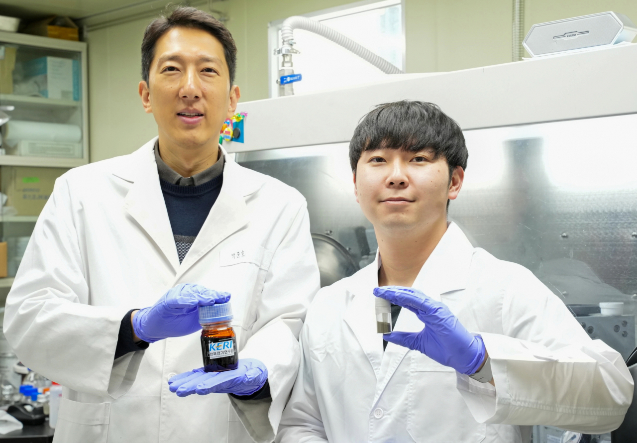 박준호(왼쪽) 박사와 허영준 연구원이 간단합성법으로 제조한 고체전해질을 들어 보이고 있다.[한국전기연구원 제공]
