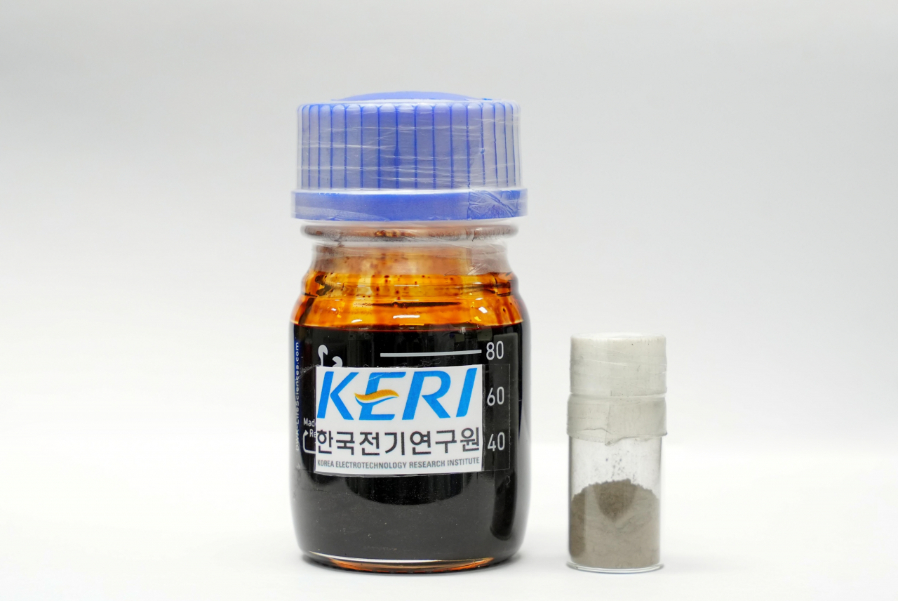 간단합성법으로 제조된 고체전해질 원료 용액(왼쪽)과 열 처리 후 만들어진 고체전해질 분말(오른쪽).[한국전기연구원 제공]