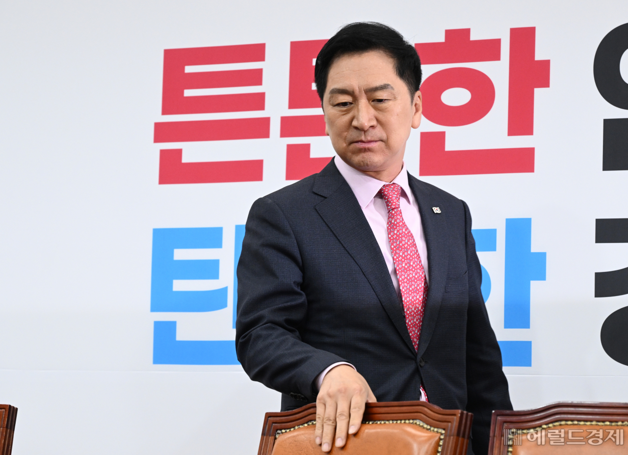 김기현 국민의힘 당대표가 15일 서울 영등포구 여의도 국회의사당 본청에서 열린 국민의힘 최고위원회의에 참석하고 있다. 임세준 기자