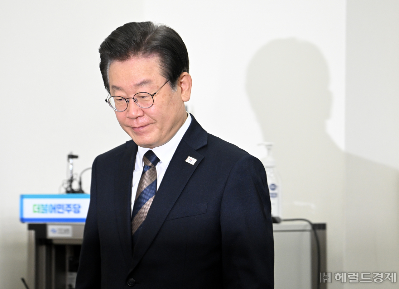 이재명 더불어민주당 당대표가 15일 서울 영등포구 여의도 국회의사당 본청에서 열린 더불어민주당 최고위원회의에 참석하고 있다. 임세준 기자