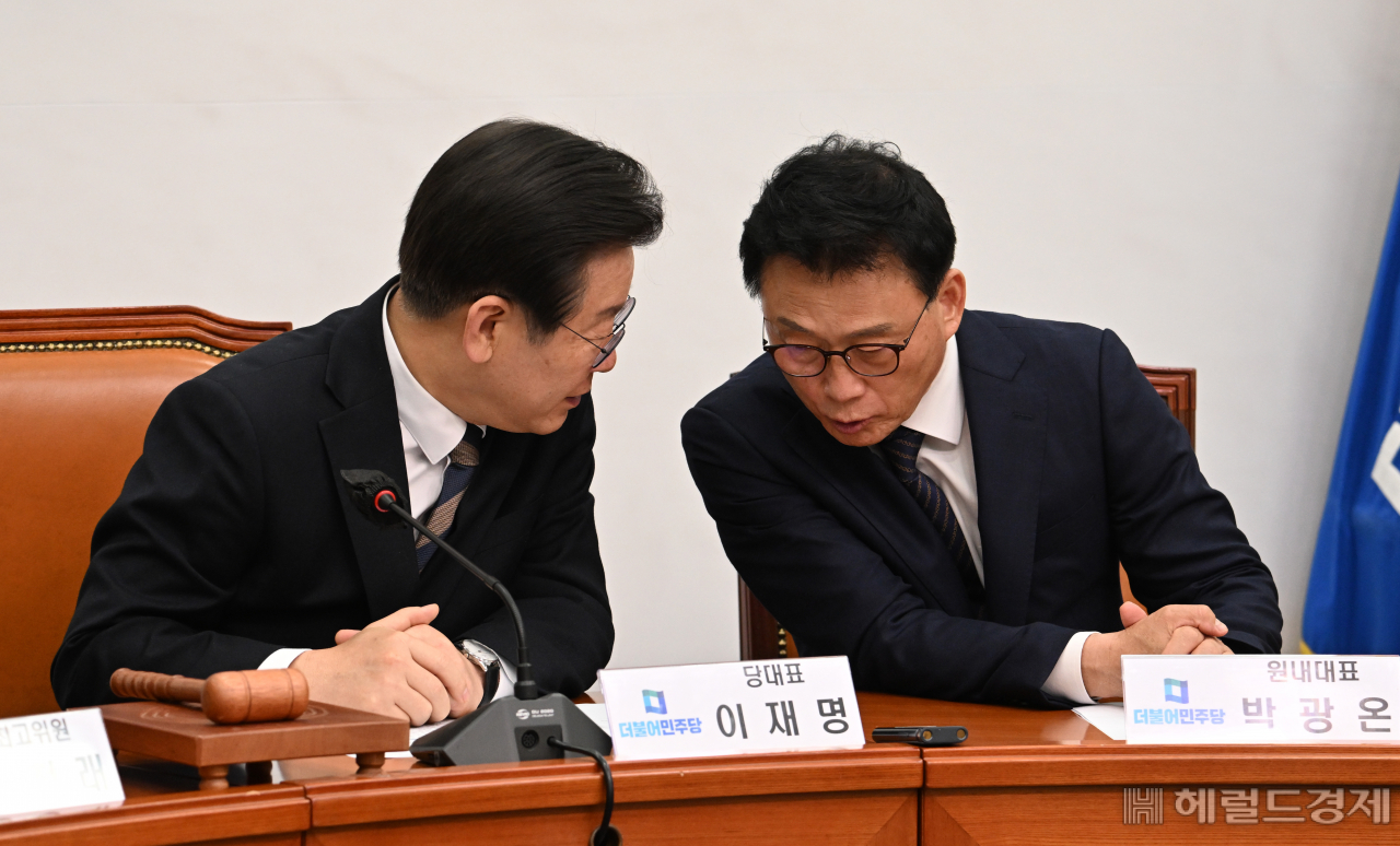 이재명(왼쪽) 더불어민주당 당대표가 15일 서울 영등포구 여의도 국회의사당 본청에서 열린 더불어민주당 최고위원회의에 참석해 박광온 원내대표와 대화를 나누고 있다. 임세준 기자